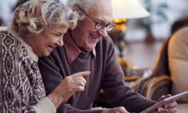 Cómo la tecnología ayuda a las personas mayores a mantenerse en contacto, seguro y entretenido