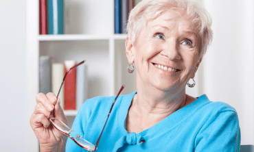 El cuidado de la salud bucal en los mayores de 65 años: consejos para mantener una sonrisa sana en la tercera edad
